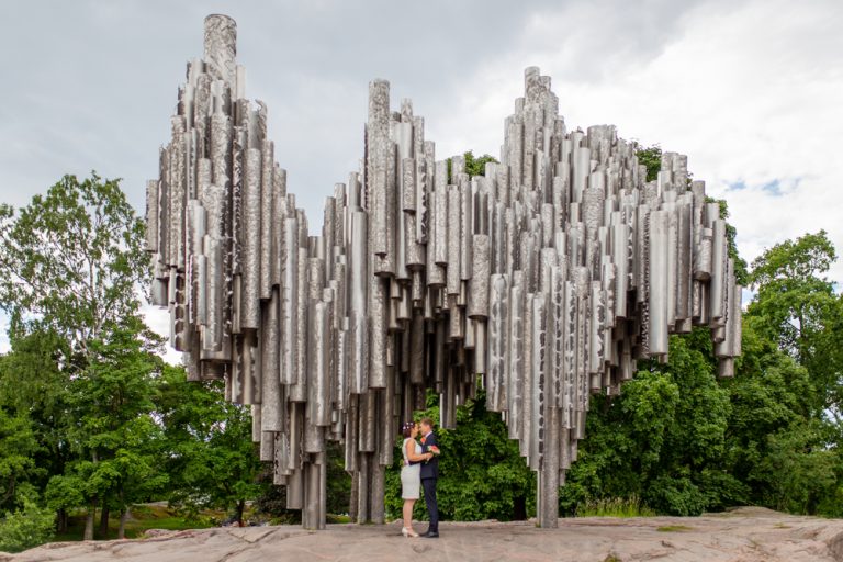 hääpari suutelee taustallaan sibelius-monumentti helsingissä