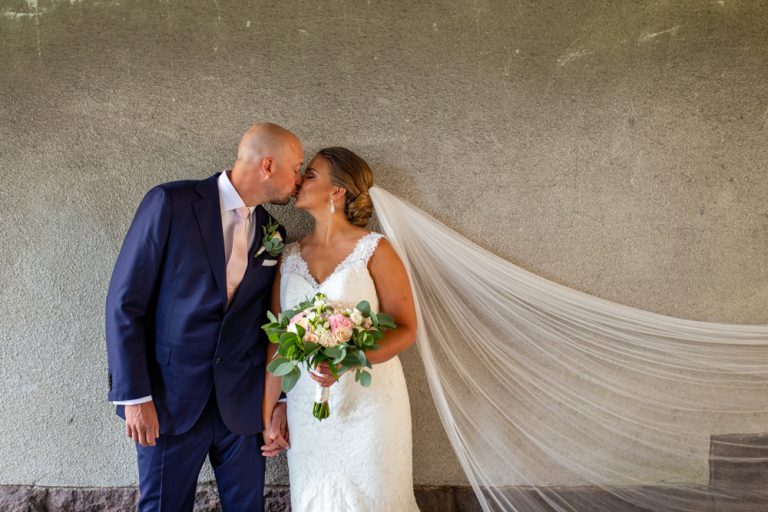 hääpari suutelee töölön porttikongissa